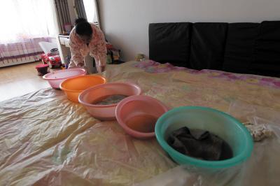 东阿楼上漏水，住户失联，小区没物管，业主维权难！律师来支招……